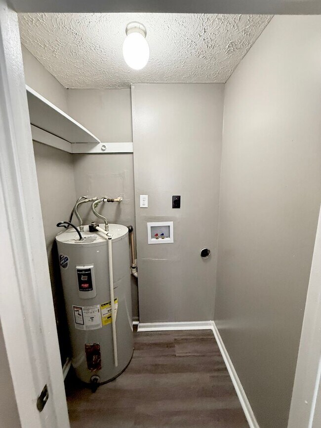 Building Photo - Duplex/ 2 -2 bedroom 1 bath with detached ...