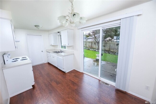 Building Photo - Very Nice Rambler In Quiet Cul de sac with Garage