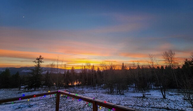 Building Photo - Yelm Country Living | 3 Bed, 3 Bath Home on 2.5 Acres | Solar Panels!