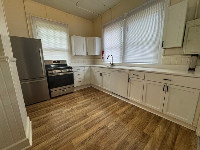 Building Photo - 215 E 9th St