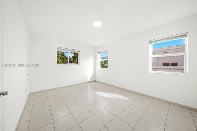 Building Photo - 1271 NE 159th St