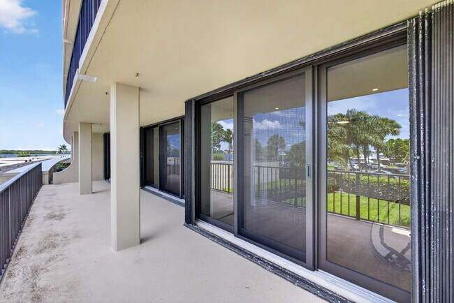 Building Photo - 136 Lakeshore Dr