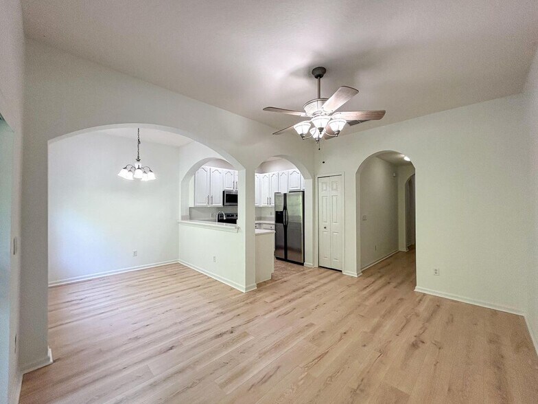 Building Photo - 10398 Park Commons Dr