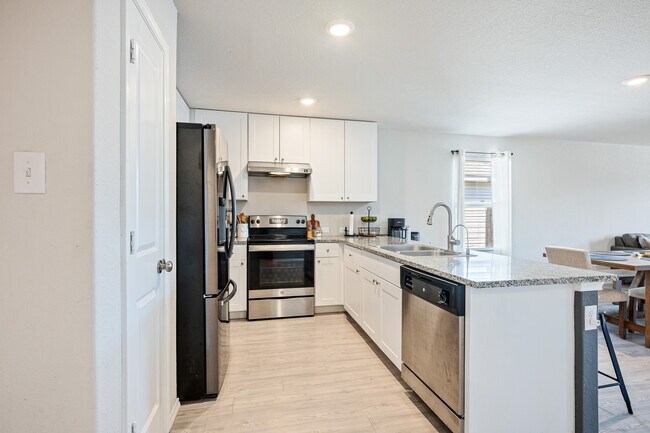 Building Photo - 5611 Elm Valley Dr