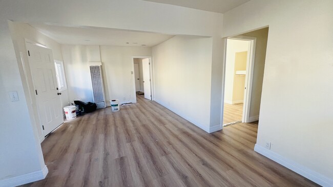 Building Photo - 43rd Pl. & Menlo Ave. Apartments
