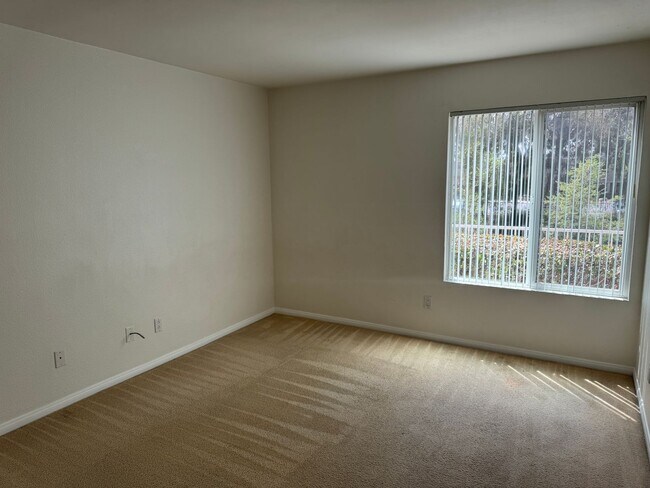 Building Photo - 2 bedroom 1 bathroom condo in Mirabella Point