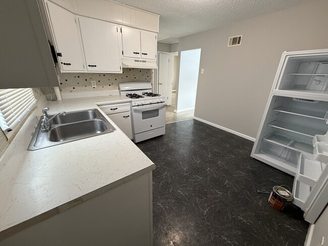 Building Photo - 5635 College Ave