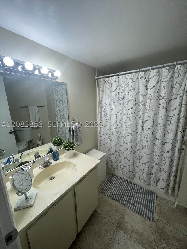 Building Photo - 9435 Fontainebleau Blvd