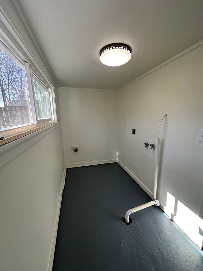 Building Photo - FREE JULY RENT!! Freshly Updated 2 Bedroom...
