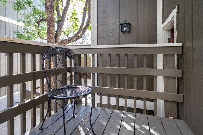 Building Photo - A Spacious 2 bedroom, 2 bathroom Townhouse - Upscale That’s Right On Trend