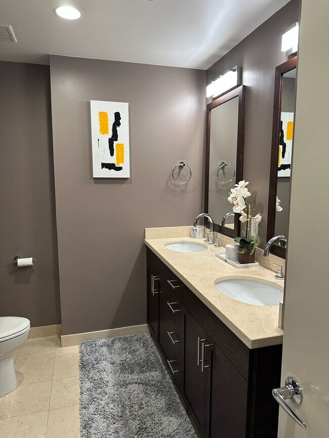 Building Photo - High End Condo Available