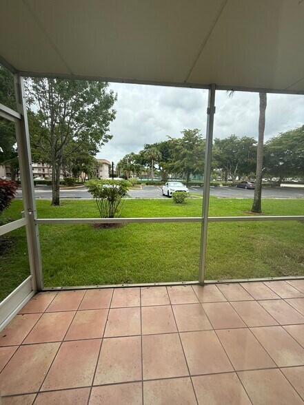 Building Photo - 6075 N Sabal Palm Blvd