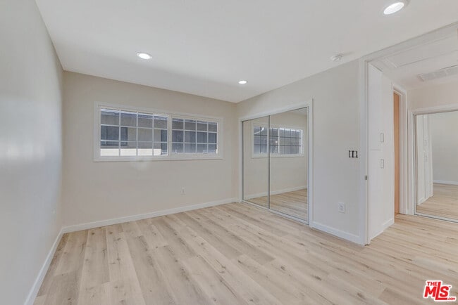 Building Photo - 853 S Bedford St