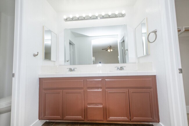 Building Photo - 511 Stork St