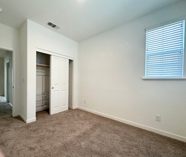 Building Photo - 1008 Oakbriar Cir