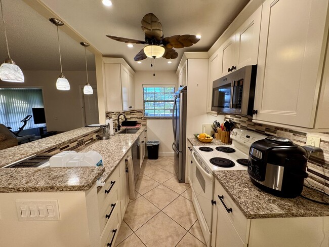 Building Photo - 1252 Club Dr W