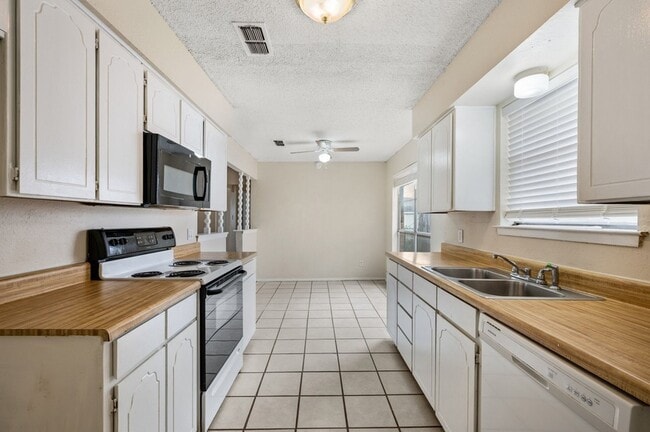 Building Photo - 6301 Sunnybrook Dr