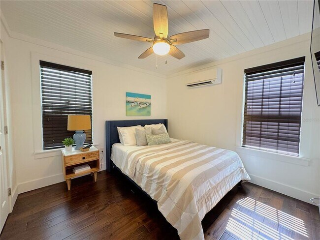 Building Photo - 222 NE 1st Ave