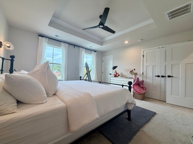 Building Photo - Stunning Townhome in the Heart of Chesapeake