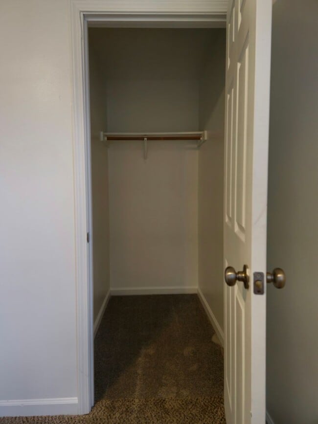 Building Photo - **December FREE at this reduced rental rate for a 6 month lease term!** Gorgeous 4 bed 2 bath uni...