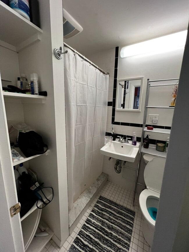 Building Photo - Huge 1 bedroom unit located next to the Green Line.