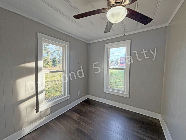 Building Photo - 2052 N Taylor Ave