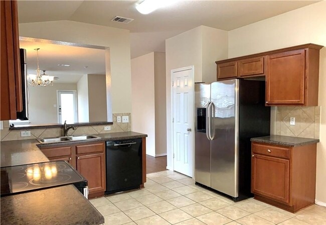 Building Photo - CUTE 4-bedroom 2-bathroom house HOUSING ACCEPTED!