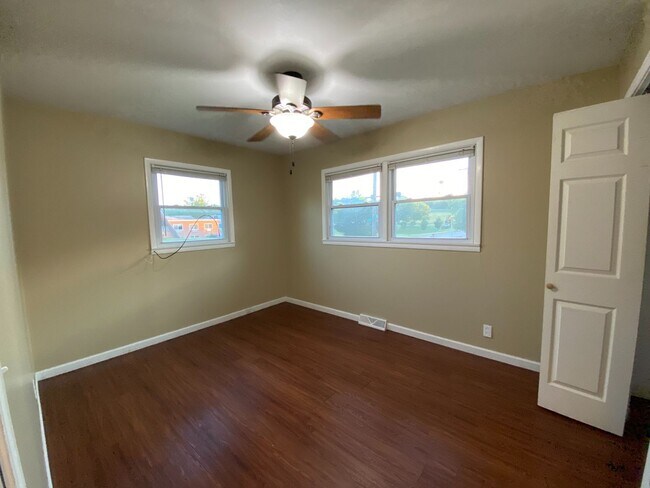 Building Photo - 1402/1404 Hillcrest Drive