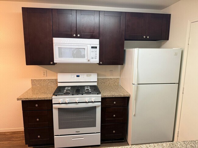 Building Photo - Cute Lower Level Condo