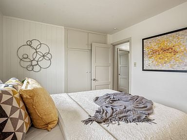 Building Photo - Adorable two bedroom, one bathroom, wester...