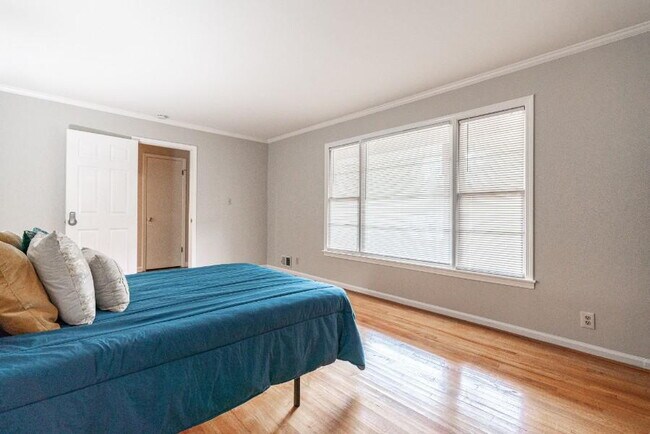 Building Photo - THE KNOLLVIEW | Spacious updated home just a 5-minute walk to bus 186, offering convenient and co...