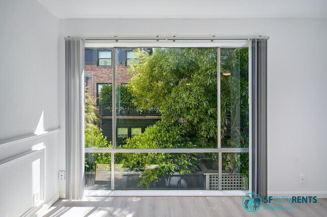 Building Photo - Pacific Heights: Studio w/ Sleeping Alcove, Dining Area, & Laundry Onsite