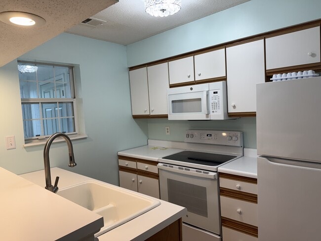 Building Photo - 6826 N Olive St