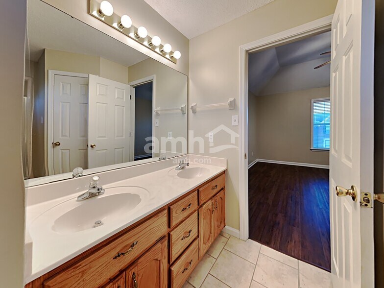 Building Photo - 3047 Valley Green Ln