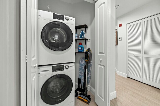 Building Photo - 6553 Via Regina