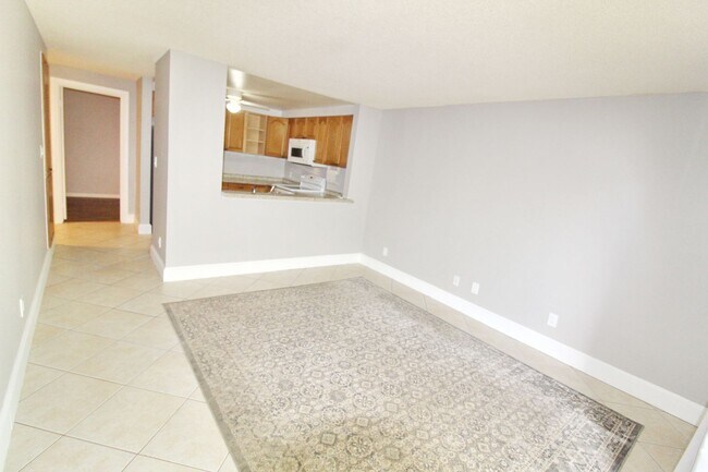 Building Photo - Rare 3-Bedroom, 2-Bath Condo in Sunny Sout...