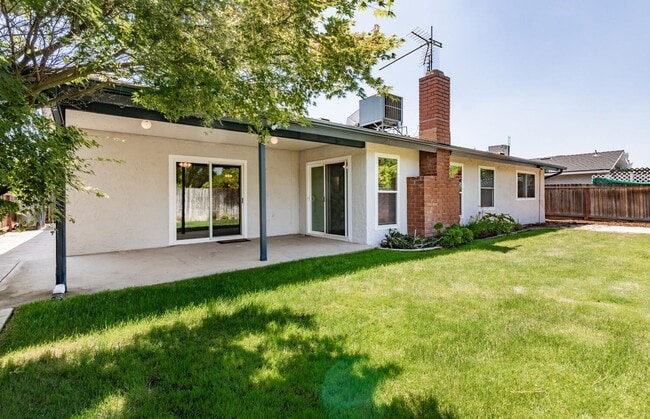 Building Photo - Charming 3-Bedroom Home with Beautifully U...