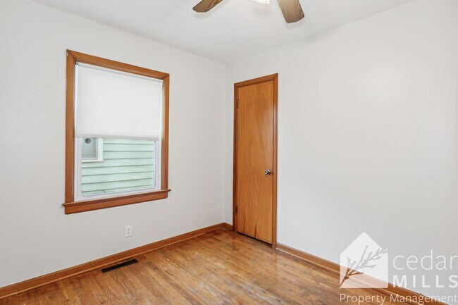 Building Photo - 3 Bedroom Home w Garage