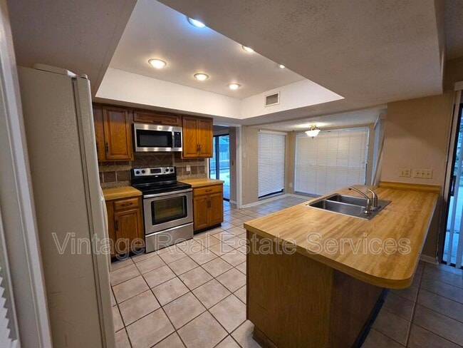 Building Photo - 4604 Landscape Dr