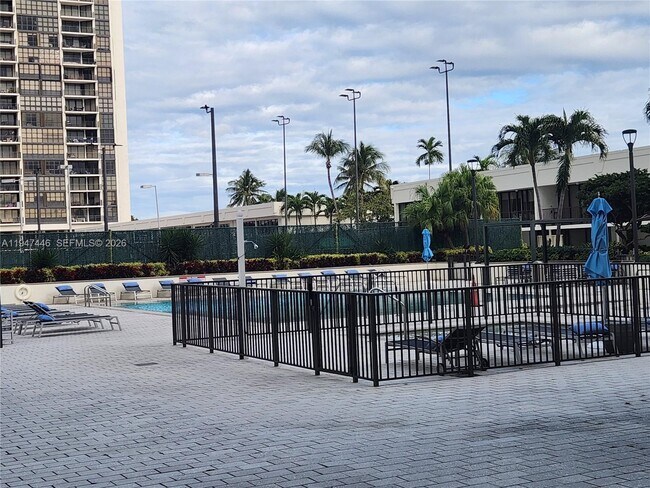 Building Photo - 1925 Brickell Ave