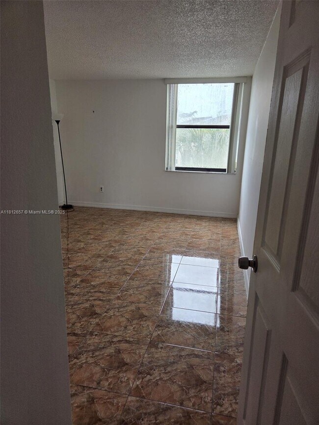 Building Photo - 14601 N Kendall Dr