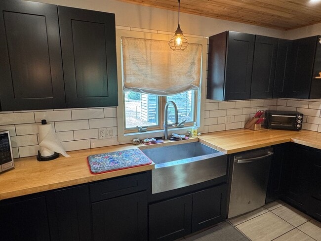 Building Photo - Beautifully Maintained 2 Bedroom Single Fa...