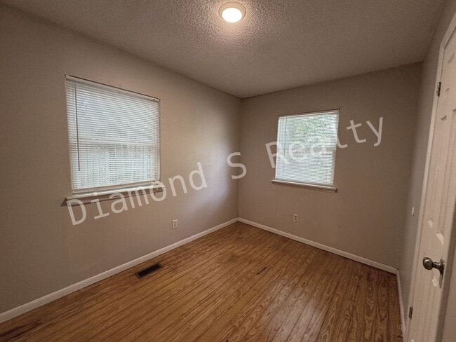 Building Photo - JUST REDUCED!  2 Bedroom House with Large ...