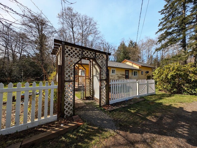 Building Photo - Charming 2 Bed Rental w Bonus Space & Loft! Available Now!