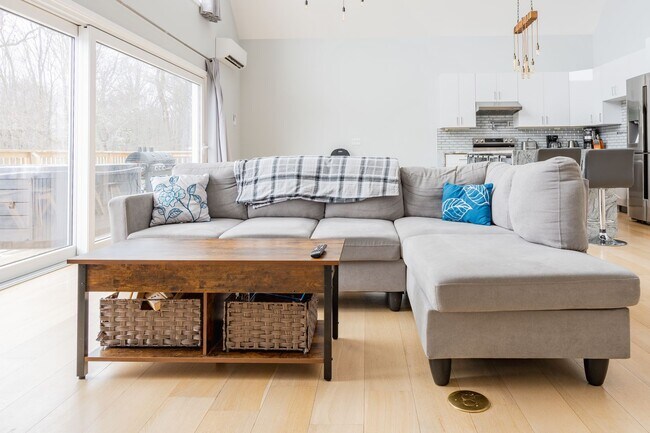 Building Photo - Luxury 5-Bedroom Retreat on 6.5 Acres — Furnished or Unfurnished — Flexible Lease