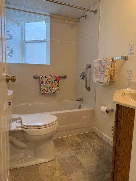 Building Photo - 803 Main St