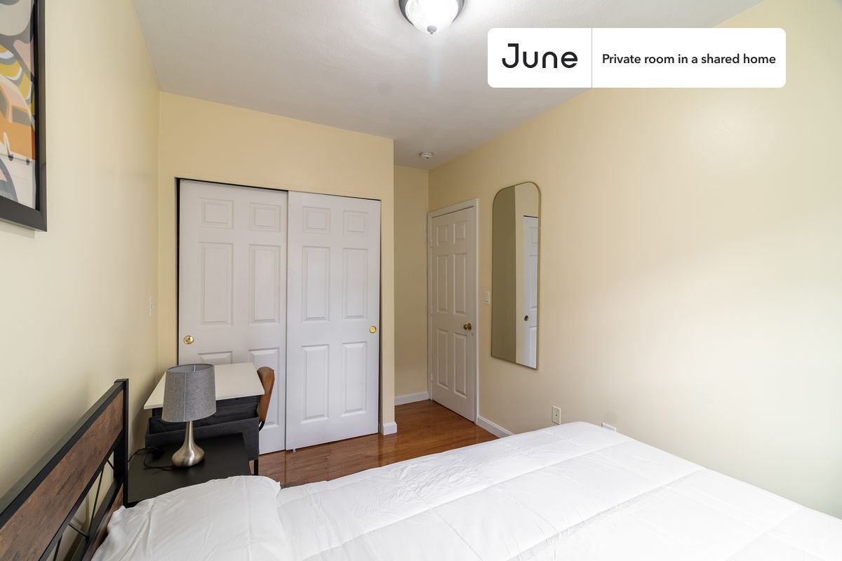 Building Photo - Private bedroom in 3 bed/2 bath Home