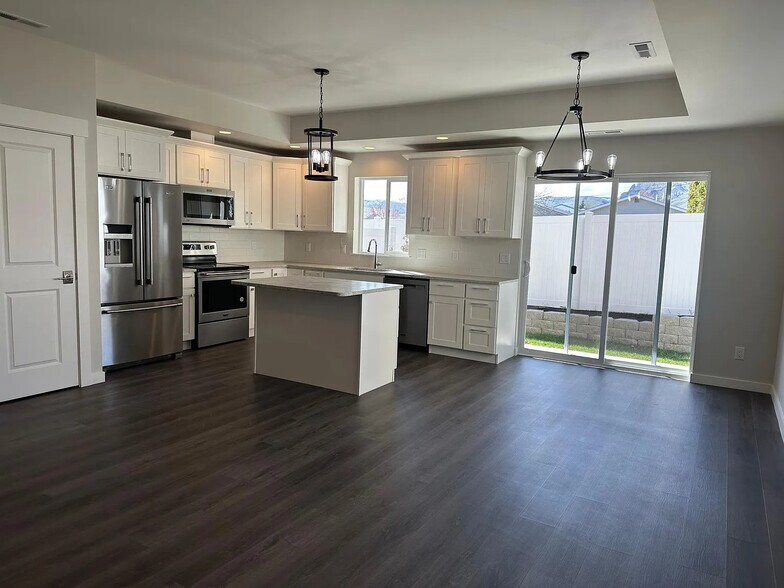 Building Photo - 910 Poplar Ave