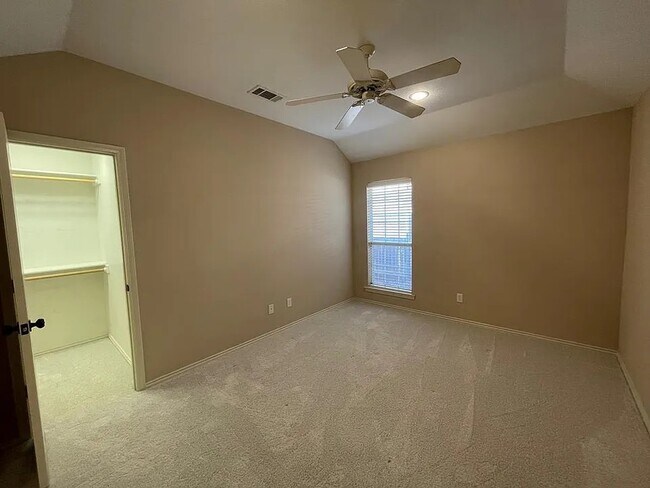 Building Photo - Comfy 3 bd/2 bth home in quiet neighborhood. Walk to the grocery store. 10 minutes to downtown. A...