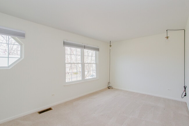 Building Photo - 1217 N Village Dr